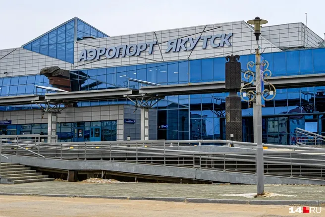 В аэропорту Якутска пьяная женщина ударила полицейского головой в нос
