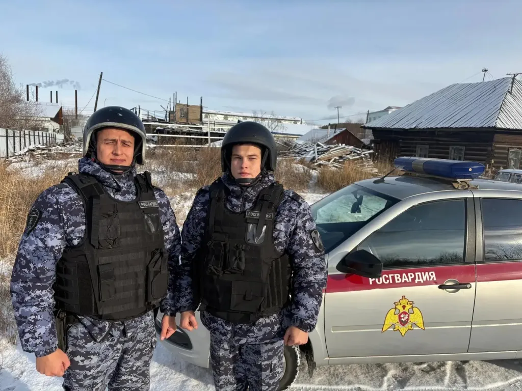 В Олекминске росгвардейцы помогли потушить дом и спасти пострадавших
