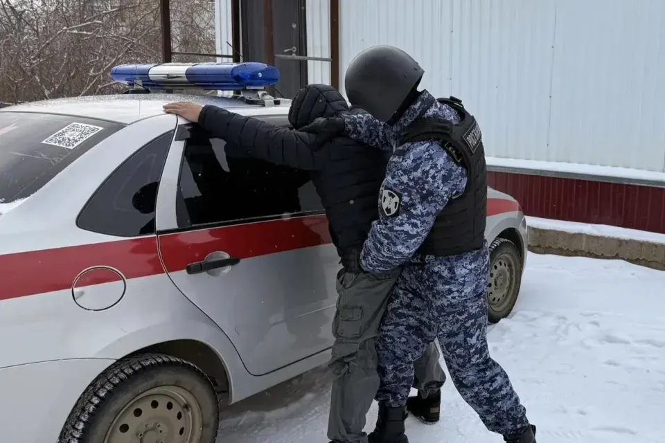 В Мирном росгвардейцы задержали мужчину с игрушечным пистолетом у бармена